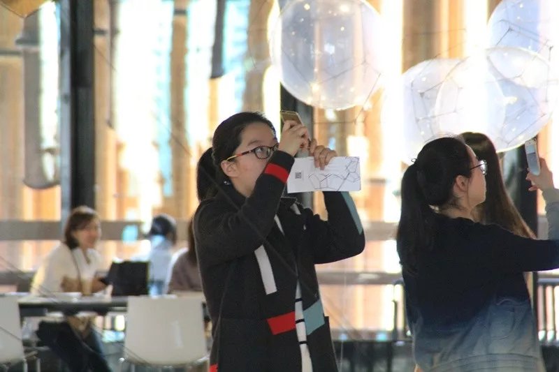 AIVA的預科小朋友們參觀托馬斯·薩拉切諾：原地飛行